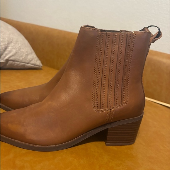 CLARKS: MORZINE TOP BOOTS IN TAN LEATHER SIZE 9.5 NWOB BOOTIES BLOCK HEELS - Picture 1 of 13